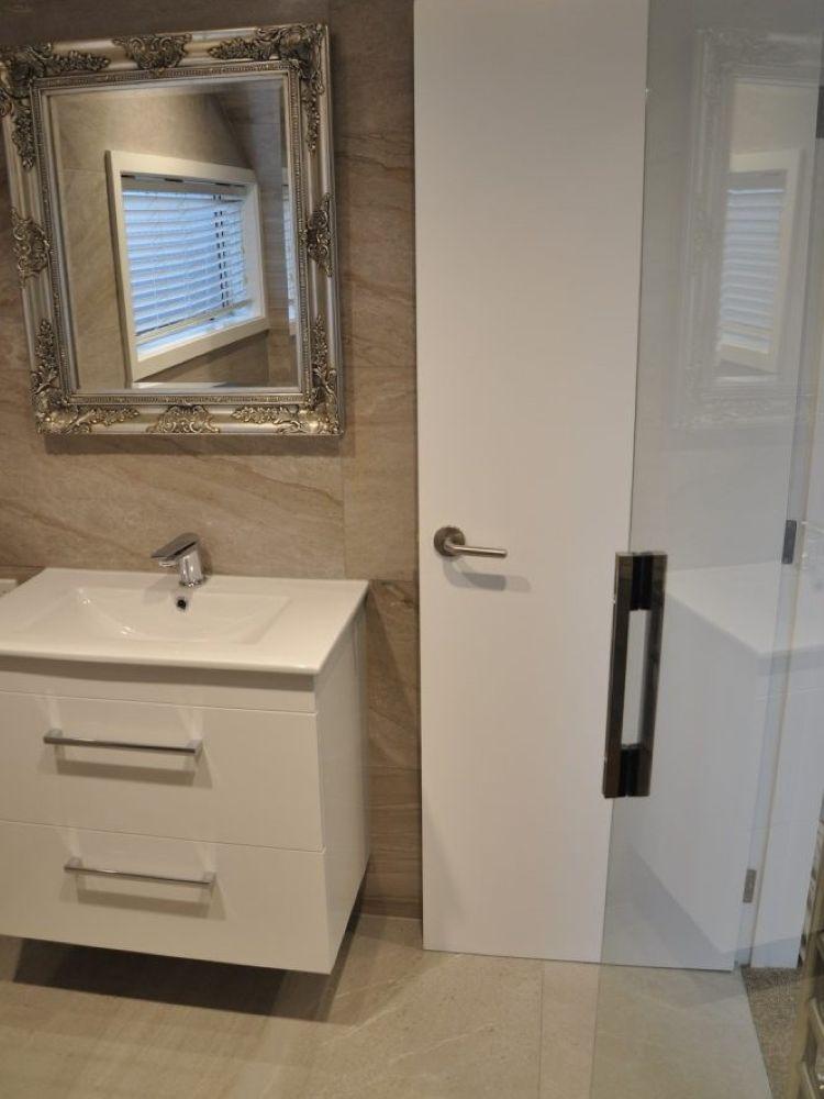 Ensuite vanity & mirror
