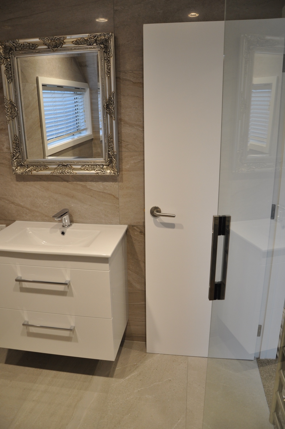 Ensuite vanity & mirror