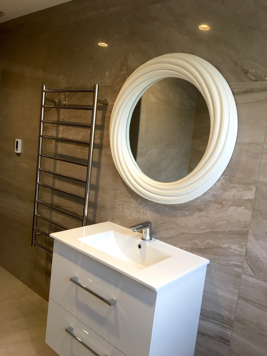 Master vanity, mirror & heated towel rail